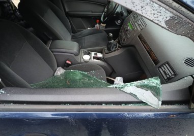 Жена завари колата си с разбито стъкло Посегателството над чужда