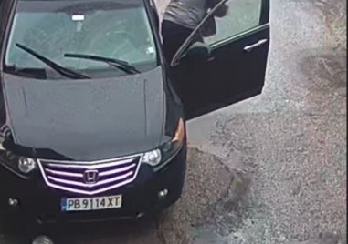 Нелеп случай в Асеновград Водач паркира неправилно и блъсна туба
