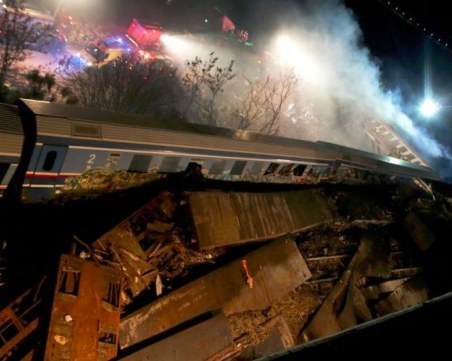 32 вече са жертвите при влаковата катастрофа в Гърция! Още издирват хора