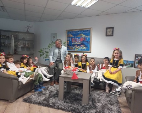 Баба Марта посети кметството на район Източен