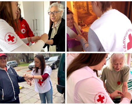 Доброволци от БМЧК-Пловдив зарадваха възрастни хора в града с мартенички