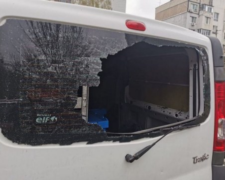 Двама мъже претарашиха бус на „Цариградско шосе