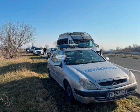Хванаха 18-годишен ученик да превозва мигранти на АМ 