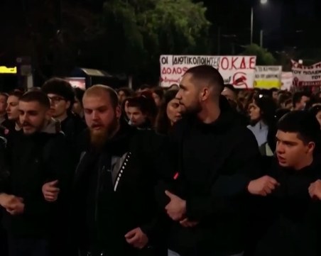 Масов протест в Атина заради тежката влакова катастрофа, има сблъсъци с полицията