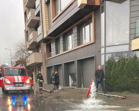 Кола се вряза в пожарен кран и гараж в Кършияка! Вода заля част от бул. „Марица”