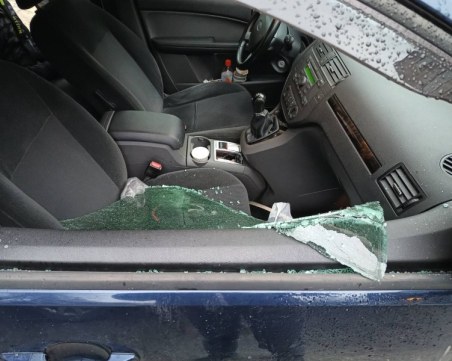 Разбиха кола във Варна, откраднаха раница на ученик