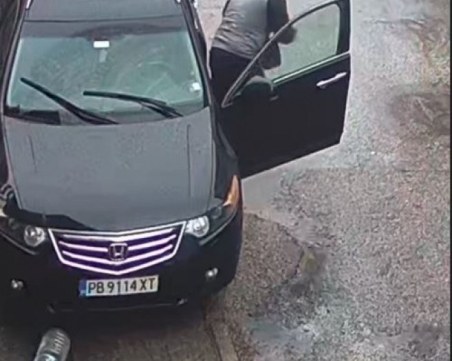 В Асеновград: Мъж паркира неправилно на запазено неправилно място с туба