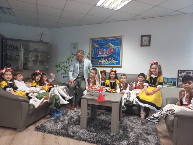 Децата от ДГ “Щастливо детство“ поздравиха кмета на район Източен“