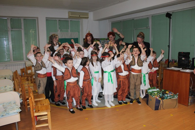 Децата от 4-та група от ДГ Марица“ отбелязаха националния празник