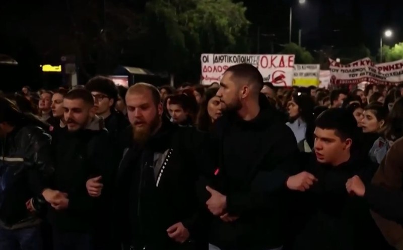 Масов протест в Атина заради тежката влакова катастрофа, има сблъсъци с полицията