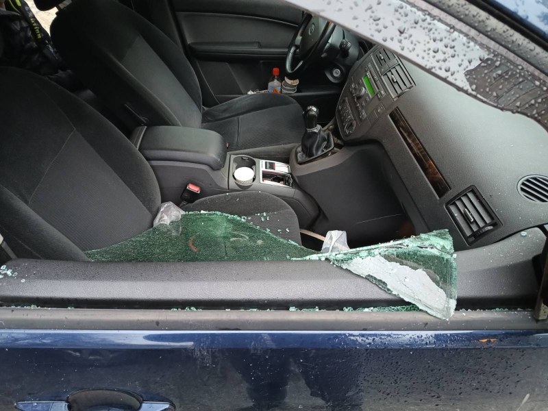 Жена завари колата си с разбито стъкло. Посегателството над чужда