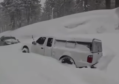 Мощна снежна буря в зимния център Палисейдс Тахо в Калифорния