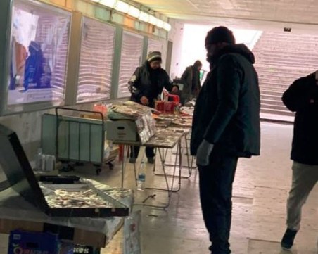 Безсърдечно: Крадец задигна всички мартеници на продавачка, остави я без прехрана