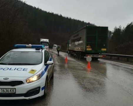 Откриха 13 мигранти, натъпкани в джип, на 