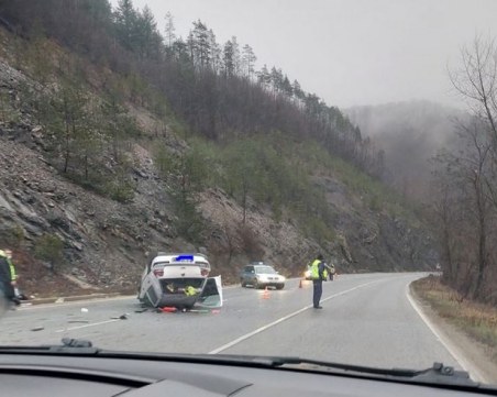 Тежък инцидент! Кола се обърна по таван в 