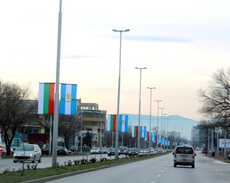 В навечерието на 3 март: Сложиха над 400 нови знамена в Пловдив