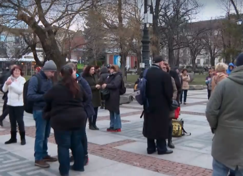 Нов протест в подкрепа на дисциплинарно уволнения Александър Морфов