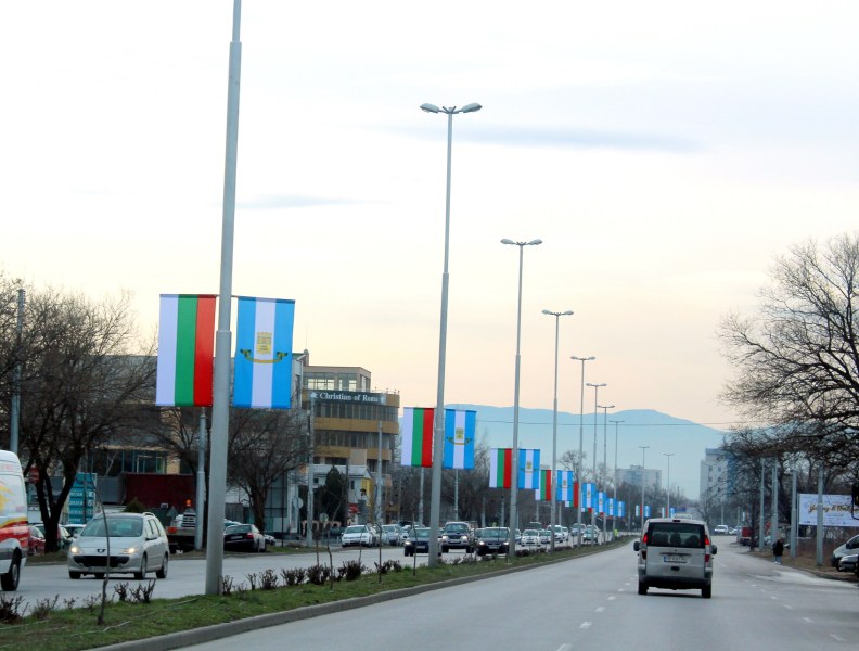 В навечерието на 3 март: Сложиха над 400 нови знамена в Пловдив
