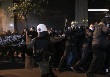 Полицията за борба с безредиците и малка група протестиращи влязоха