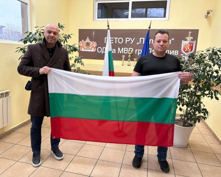 Костадин Димитров подари знамена на институциите в Тракия