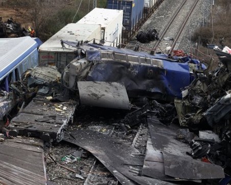 Операцията по изваждането на телата от влаковата катастрофа в Гърция ще завърши днес