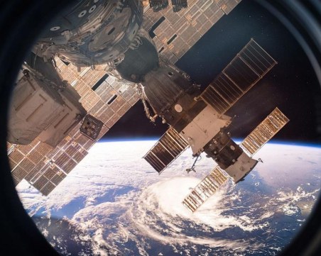 Пилотираният кораб „Дракон