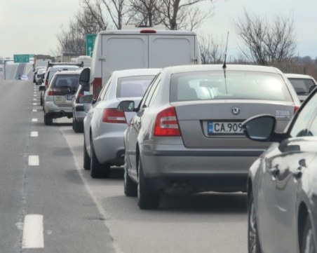 Полицаи регулират трафика на АМ 