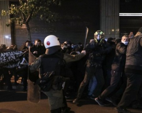 Сблъсъци между протестиращи и полицаи в Атина
