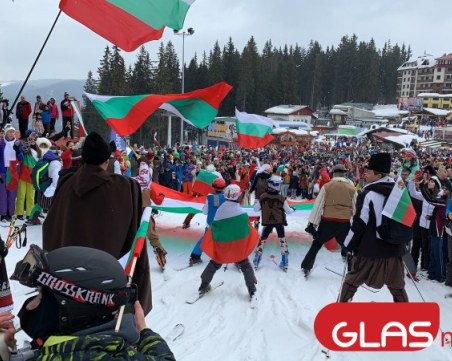 Стотици се спуснаха с трибагреници на Пампорово