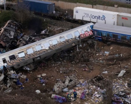 Взеха ДНК-проби от откритите тела досега след влаковата катастрофа в Гърция