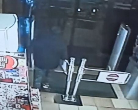 Заснеха кражба на кутия за дарения в София ВИДЕО