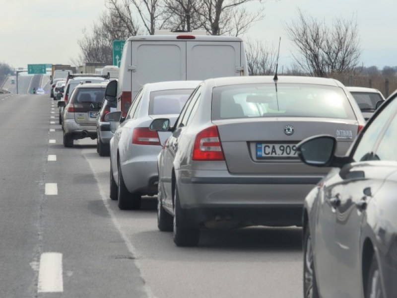 Полицаи регулират трафика на АМ 