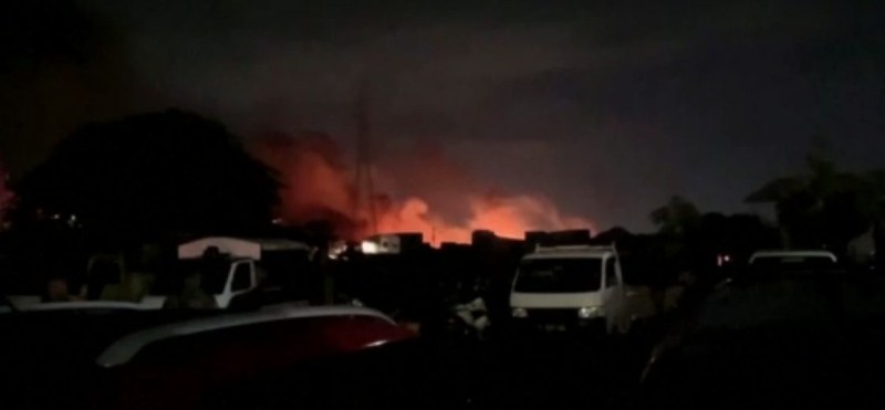 Пожар пламна в склад за гориво в Джакарта