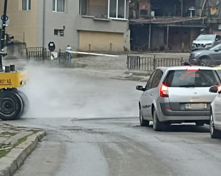 Абсурд! Полагат асфалт в час пик във Велико Търново, коли минават отгоре