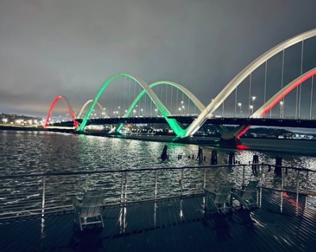 Осветиха мост във Вашингтон с цветовете на българското знаме
