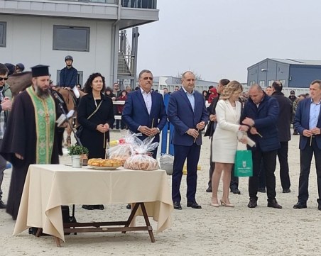 Румен Радев гостува на конната база в Царацово навръх Тодоровден