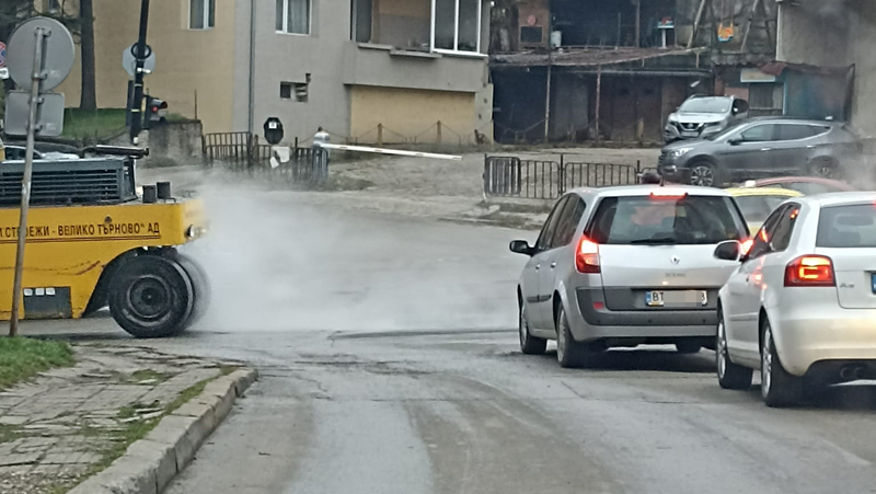 Абсурд! Полагат асфалт в час пик във Велико Търново, коли минават отгоре