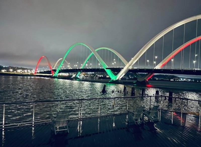 Мост във Вашингтон през цялата нощ грееше с цветовете на