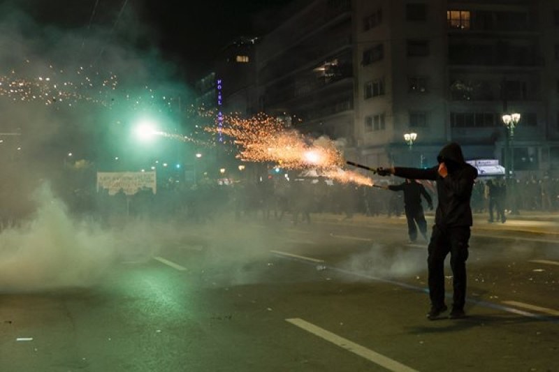 Сблъсъци между полиция и демонстранти при протестите в Гърция