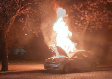 Автомобил е избухнал в пламъци на Пещерско шосе в Пловдив