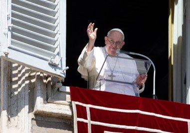 Трафикантите на хора трябва да бъдат спрени каза днес папа