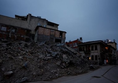 Турски спасители вадят днес ранени хора от руините на шестетажна