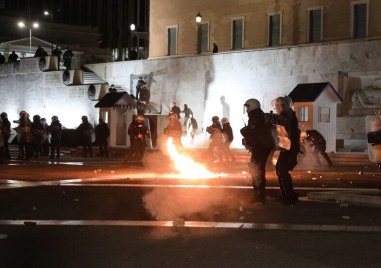 Сблъсъци между полицаи и демонстранти избухнаха днес в Атина по