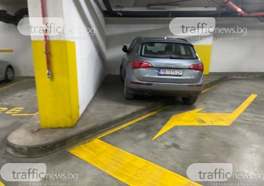Шофьор на ауди паркира по абсурден начин в пловдивски мол