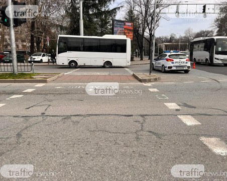 Автобус на градския транспорт блъсна жена, затвориха платно на моста на Герджика