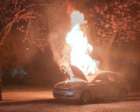 Кола избухна в пламъци в Пловдив