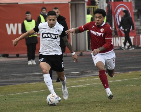 Локо и ЦСКА скочиха на съдийството на Драгомир Драганов