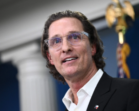 Матю Макконъхи оцеля при силна турбуленция, самолетът му пропаднал с над 1000 м, има ранени