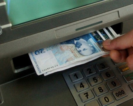 Новите такси: Ето колко взима всяка банка за теглене от банкомат