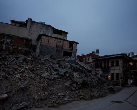 Повредена при земетресенията в Турция сграда се срути, спасители вадят от отломките ранени